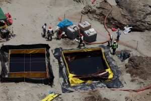 Retirados 4.000 galones de crudo derramado en zona reservada marítima de Perú