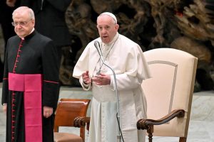 El papa pide "no condenar" a un hijo por tener una diferente orientación sexual