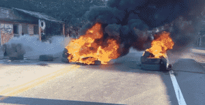 (VIDEO) Esperan a Abinader con protestas y gomas quemadas en San Francisco de Macorís