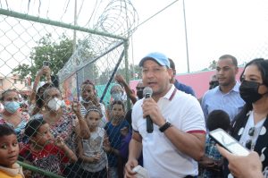 Alcalde Abel Martínez entrega parque infantil en barrio Los Salados