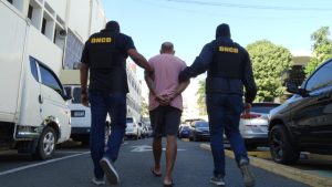 (VIDEO) Arrestan extranjero buscado por cargamento de 897 paquetes de cocaína en Peravia