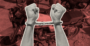 Además, según la Policía, tenían en su poder seis teléfonos celulares de diferentes marcas y colores. Los mismos se desplazaban en una motocicleta marca Gato, color blanco. (Ilustración: Yasmín Esmeralda Díaz)