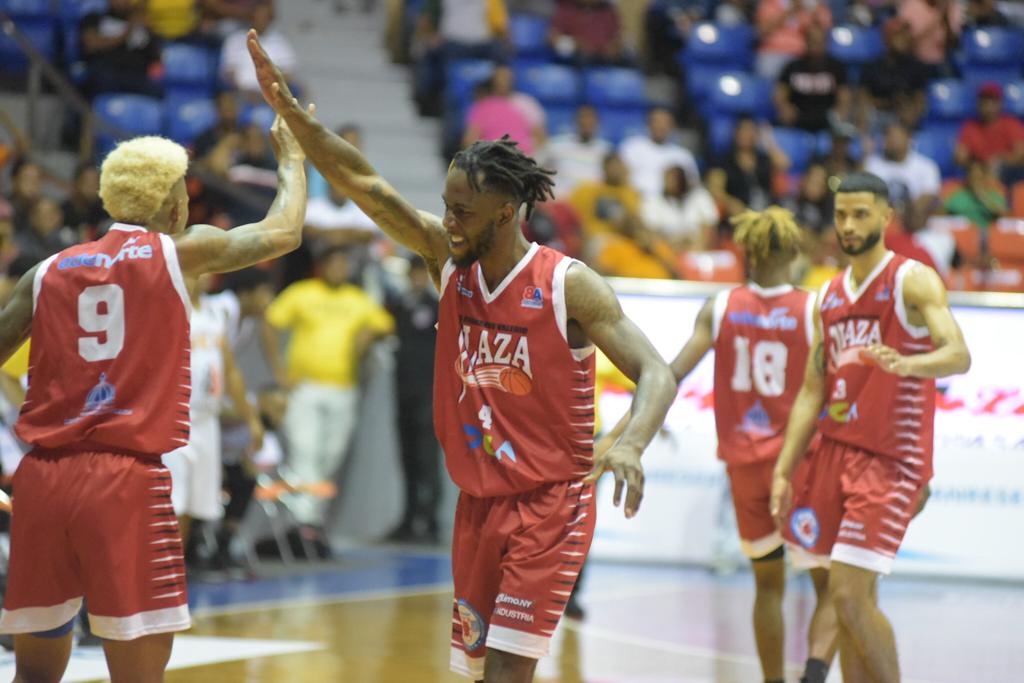 Con un tripledoble de Devin Brooks Plaza debuta con triunfo