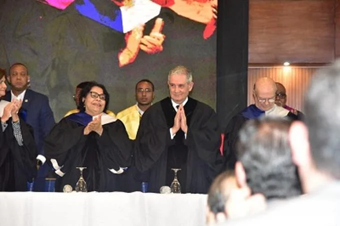 Con presencia de Hipólito y Leonel, médico Puello Herrera recibe Honoris Causa en UASD