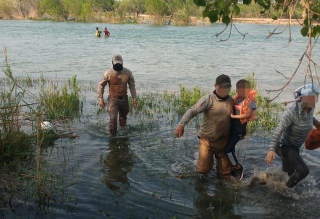 Agentes mexicanos rescatan a una cubana y su hijo en el fronterizo río Bravo