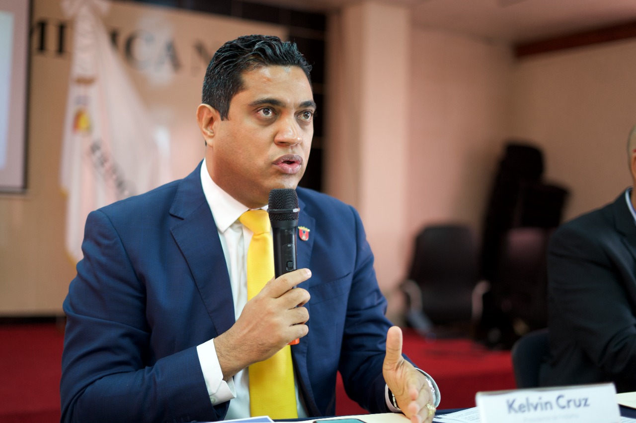 Alcalde Kelvin Cruz sorprende a empleados del Ayuntamiento de La Vega con aumento salarial