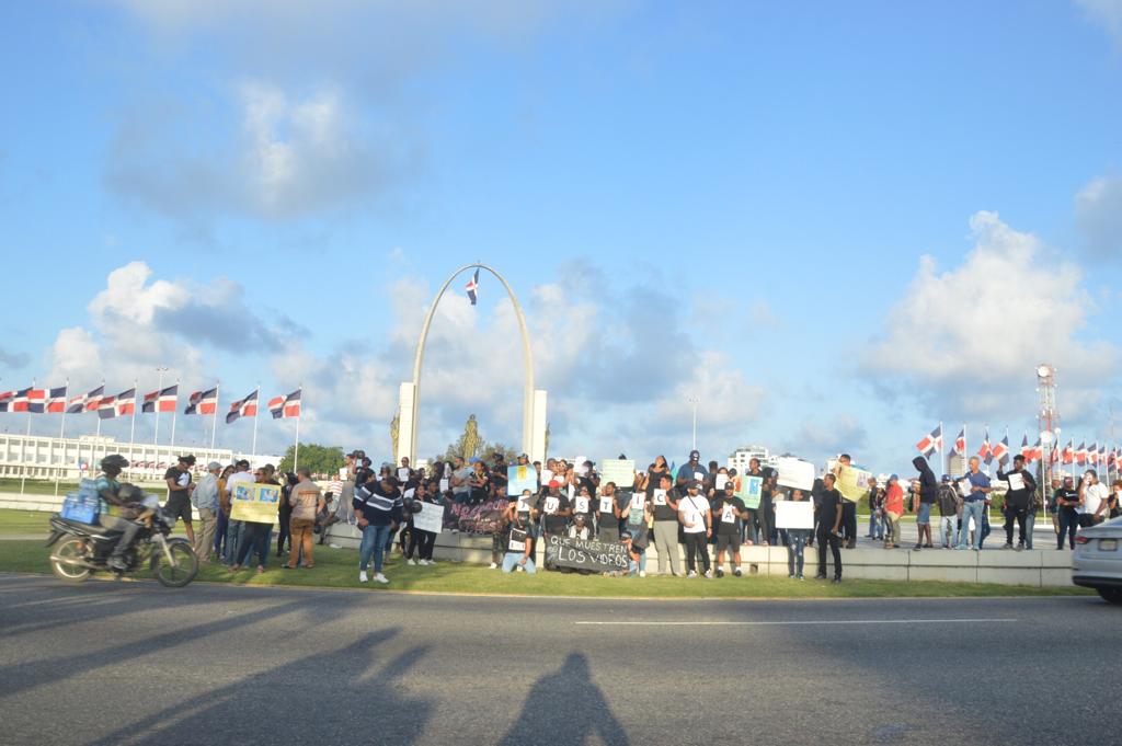 (VIDEO) Con pancartas y consignas, allegados de David de los Santos claman por justicia en Plaza de la Bandera