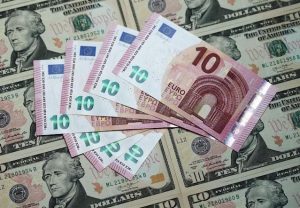 El euro se defiende frente al dólar pese a tensión por la inflación