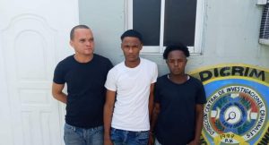 Apresan tres hombres acusados de robarse una mesa de billar en Don Juan, Monte Plata