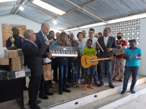 Club Villa Faro agradece donativo de instrumentos musicales