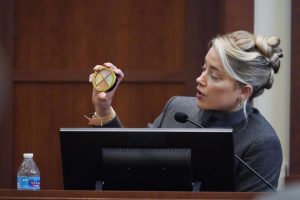 El jurado ve fotos de la cara hinchada de Heard después de la pelea con Depp