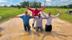 De rodillas, parceleros piden a Luis Abinader construcción carretera Villa Riva-Guaraguao
