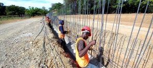 Denuncian dominicanos no son contratados en construcción de muro fronterizo y obras del gobierno en Dajabón