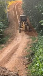 Gobernación Monte Plata rehabilita el camino vecinal de Risoli, en Los Botados