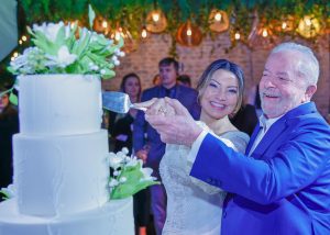 Lula dice que con su boda abre nueva etapa "de unión, esperanza y mucho amor"