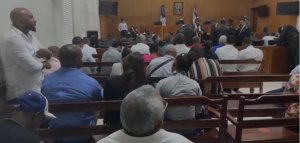 (VIDEO) Decenas de residentes de Bonao acuden a tribunal en apoyo a Dicent, acusado de fraude Lotería