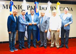 Alcaldía de Higüey recibe galardón "Superación Institucional 2021"; el evento fue organizado por el MAP y LMD