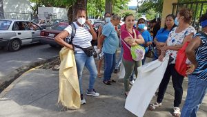 (VIDEO) Largas filas abarrotan la feria “Inespre está de Madre” en Santiago