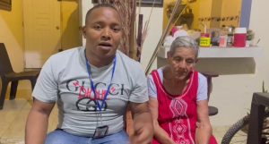 (VIDEO) Realizan llamado a las autoridades para ir en auxilio de anciana abandonada en Nagua