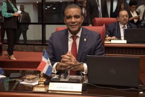Proyecto del senador Carlos Gómez establece sancionar el ingreso ilegal de extranjeros a RD