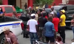 (VIDEO) Bajo “lluvia” de tiros policías se llevan bocinas de liquor store en Barahona