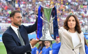 Marchisio y Mauro presentan el trofeo con un mensaje de paz para Ucrania