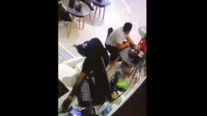 (VIDEO) Hombre que sustrajo un celular de un foodshop habría hecho lo mismo en Downtown Center 