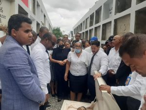Con gran pesar, sepultan restos de alguacil falleció por complicaciones de salud en Higüey