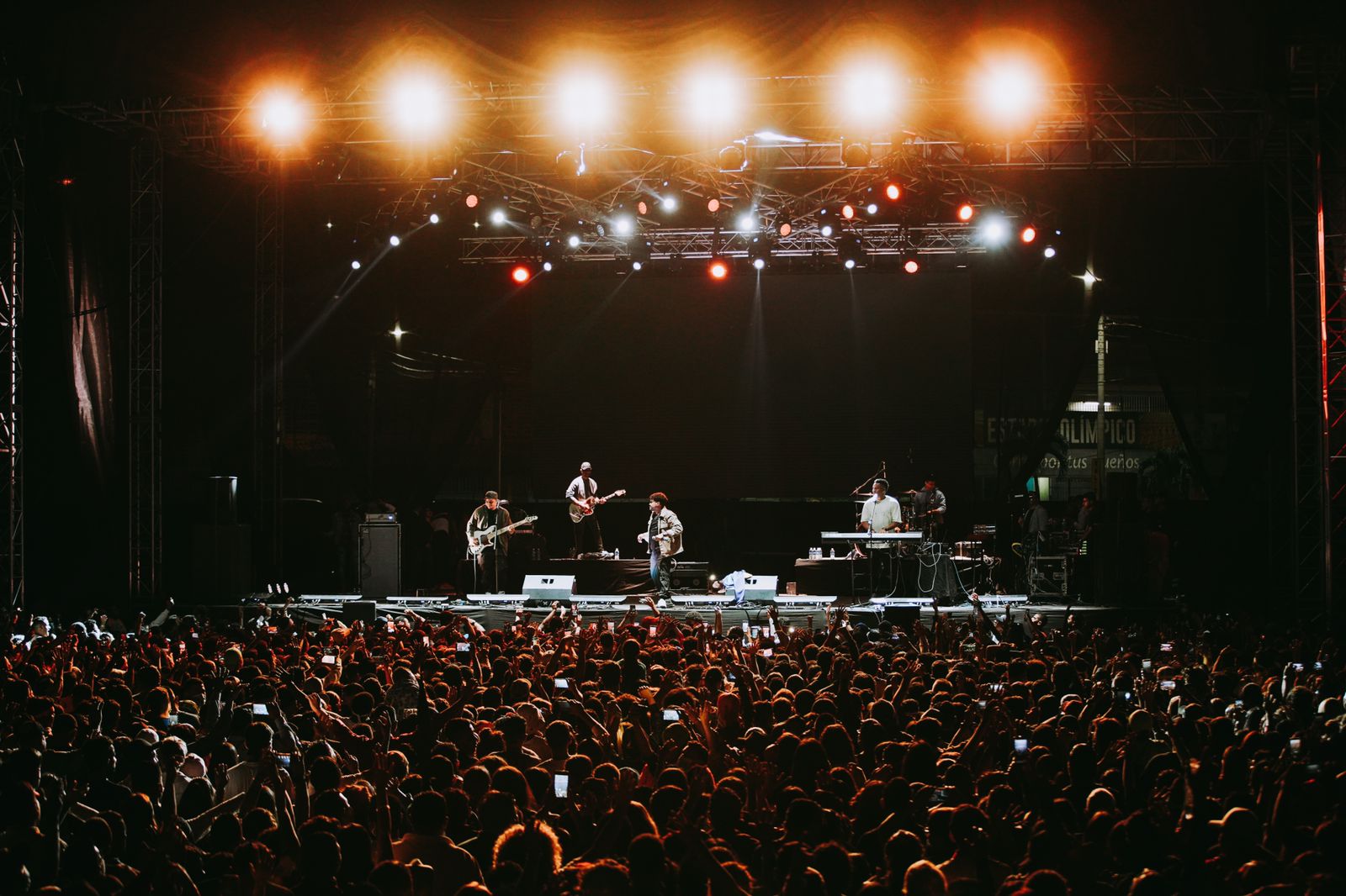 Agrupación Barak ‘Imparable’ con gira ‘Fuego y poder’; llenan estadios