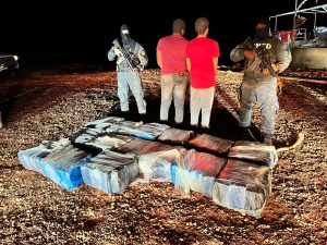 Arrestan dos dominicanos con 430 paquetes de posible cocaína cerca de isla Beata
