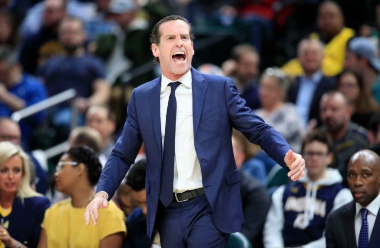 Kenny Atkinson como candidato a entrenador en jefe de los Bucks.