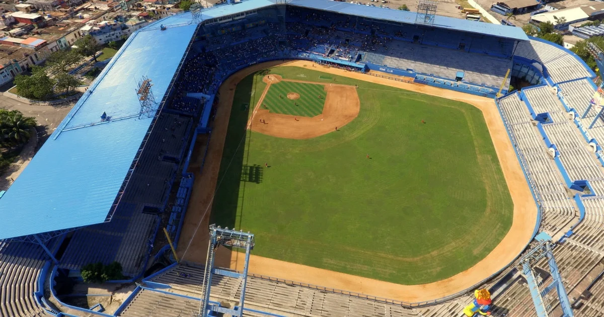 Dos peloteros cubanos abandonan el equipo nacional en un viaje a México