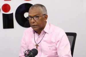 (VIDEO) Suero pide a autoridades tomar medidas con presunto haitiano que vive en reloj del boulevard de la 27 de Febrero