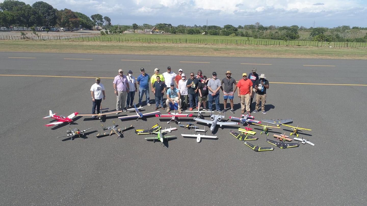 Hermanos Pina ganan competencia de aviones a radio control