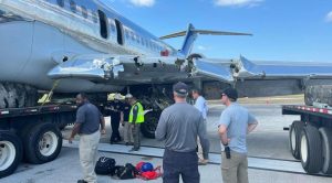 Un equipo investiga accidente de avión Red Air en Miami