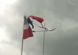 (VIDEO) Denuncian Bandera Nacional de parque en Cotuí está rota; hacen llamado a la Alcaldía