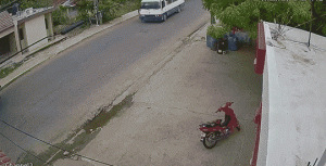 (VIDEO) Guagüero pierde los frenos, maniobra desesperado y choca motocicleta en vez de yipeta