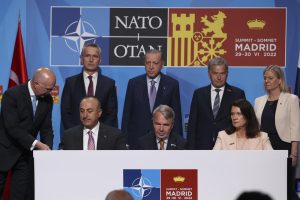 Finlandia y Suecia aceptan levantar embargo de armas a Turquía en pacto OTAN