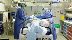 Francia aplica medidas urgentes para paliar la saturación de hospitales