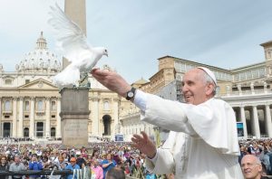 El papa: el mundo necesita una paz no basada en un equilibrio de armamentos