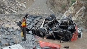 Al menos 19 muertos y 14 heridos al caer un autobús por barranco en Pakistán