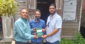 Familia del periodista y abogado Adriano Miguel Tejada dona libros a institución de Moca