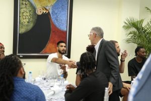 Alcalde Manuel Jiménez continúa respaldo a Soles de Santo Domingo Este en torneo LNB