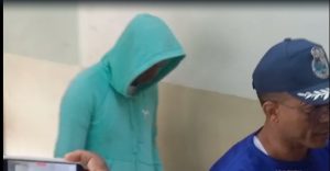 (VIDEO) Arrestan agente PN acusado de cambiar un cheque ajeno y luego alegar que lo asaltaron en SFM