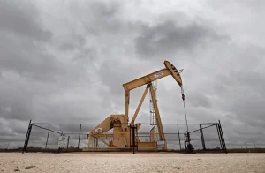 El petróleo de Texas cae un 8,2% y cierra por debajo de 100 dólares el barril