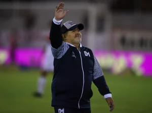 Maradona era presentado en Nápoles hace 38 años y esta le juró lealtad eterna