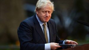Johnson se ve con ministros aliados y detractores antes de decidir su futuro