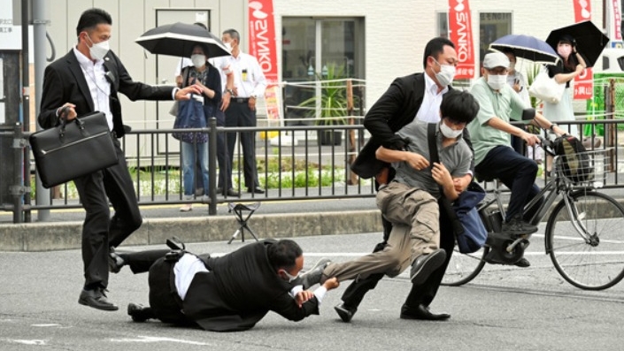 La policía nipona sigue investigando los motivos del asesinato de Abe