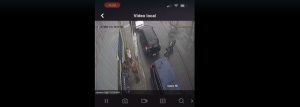 (VIDEO) Dos hombres atacan con machetes a presunto ladrón en autopista Duarte
