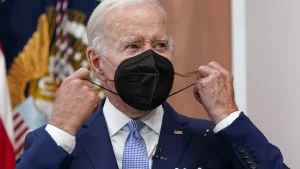 Biden se mantiene positivo para covid pero se siente bien, según su doctor